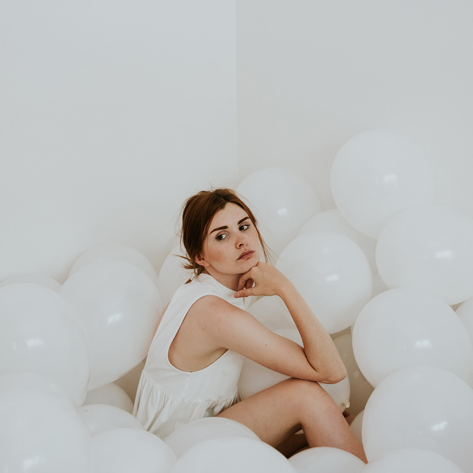 portfolio-05.jpg Woman sitting between ballons